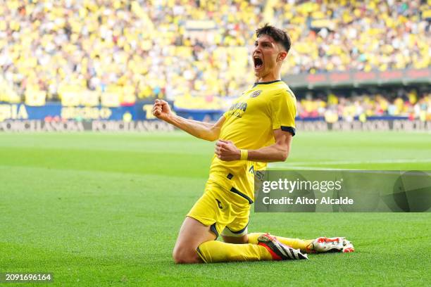 Jorge Cuenca of Villarreal CF celebrates scoring his team's first goal during the LaLiga EA Sports match between Villarreal CF and Valencia CF at...