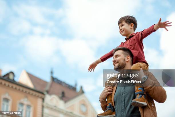 caucasian single father bonding with his son - dad stockfoto's en -beelden