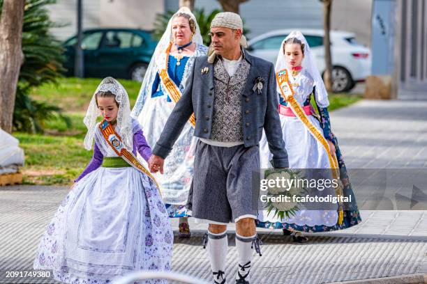 vista frontal de uma família vestindo traje tradicional durante as festividades de las fallas em valência-espanha - roupa tradicional - fotografias e filmes do acervo
