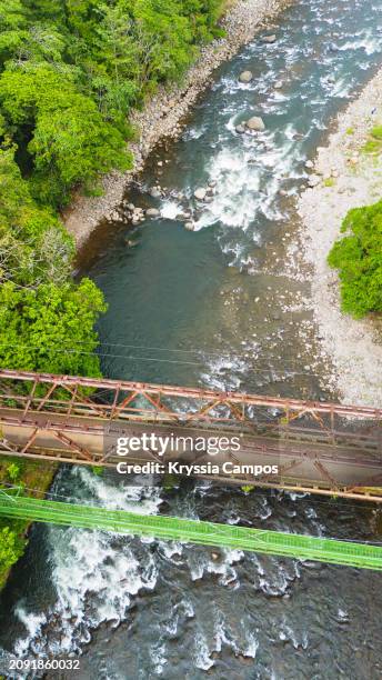 rustic bridge in a tropical paradise - sarapiquí stock-fotos und bilder