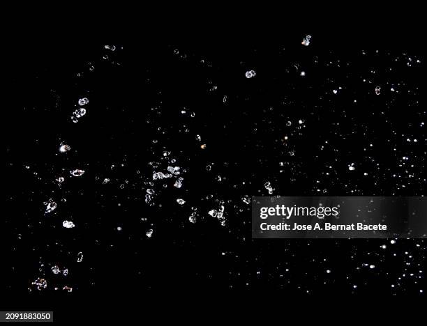 splashes and drops of water in motion on a black background. - kondenswasser stock-fotos und bilder