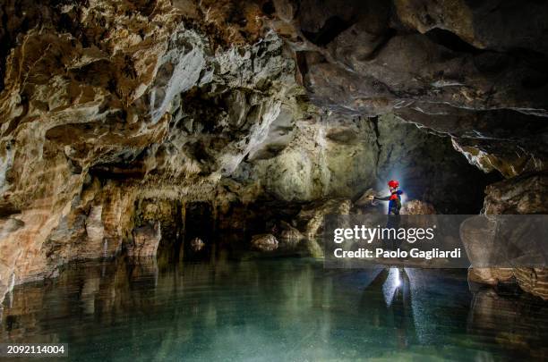 punta degli stretti, höhle - grotte stock-fotos und bilder