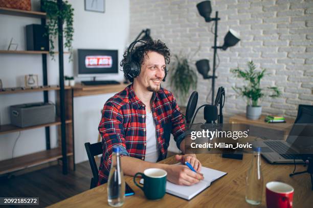 junger mann, der einen podcast aufnimmt - sportreporter stock-fotos und bilder