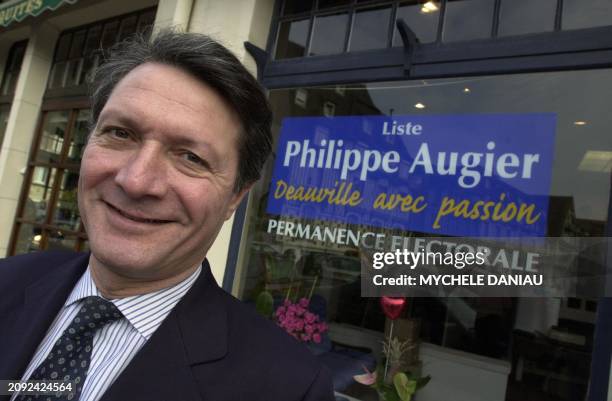 Philippe Augier, candidat sans étiquette à la mairie de Deauville pour la succession d'Anne D'Ornano, pose le 19 février 2001 à Deauville. AFP PHOTO...