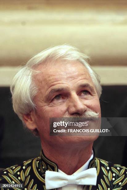 Le photographe Yann Arthus-Bertrand est photographié alors qu'il prononce son discours de réception à l'Institut de France après son élection à...