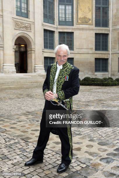 Le photographe Yann Arthus-Bertrand pose en tenue d'académicien avant sa réception à l'Institut de France après son élection à l'académie des...