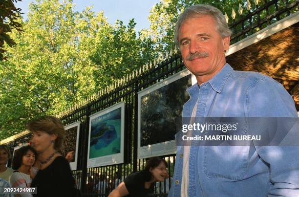 Le photographe Yann Arthus-Bertrand signe son ouvrage "La Terre vue du ciel", le 23 septembre 2000 dans les jardins du Luxembourg à Paris, dont les...
