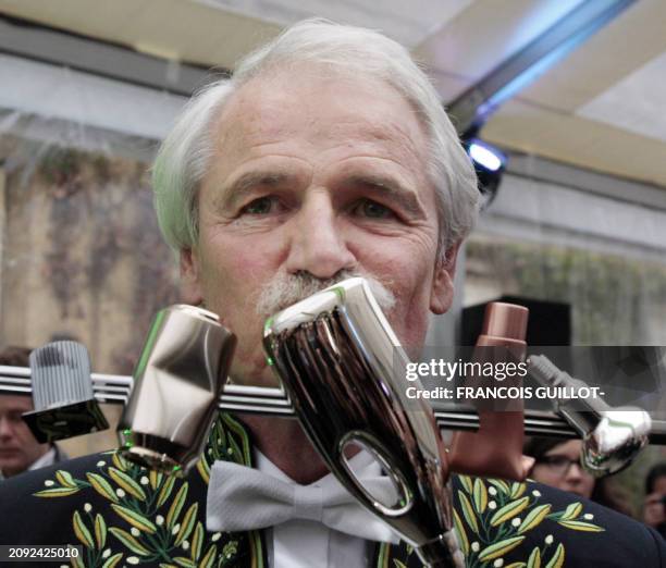 Gros plan pris le 15 octobre 2008 à Paris, sur l'épée d'académicien du photographe Yann Arthus-Bertrand, oeuvre du styliste français Philippe Starck,...