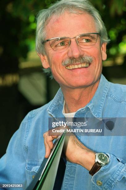 Le photographe Yann Arthus-Bertrand pose avec son ouvrage "La Terre vue du ciel", le 23 septembre 2000 dans les jardins du Luxembourg à Paris, dont...