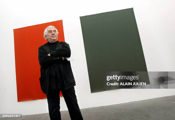 Artiste Daniel Buren, commissaire de l'exposition "L'Emprise du lieux" pose, le 28 mars 2007 au domaine Pommery à Reims, devant une oeuvre de...