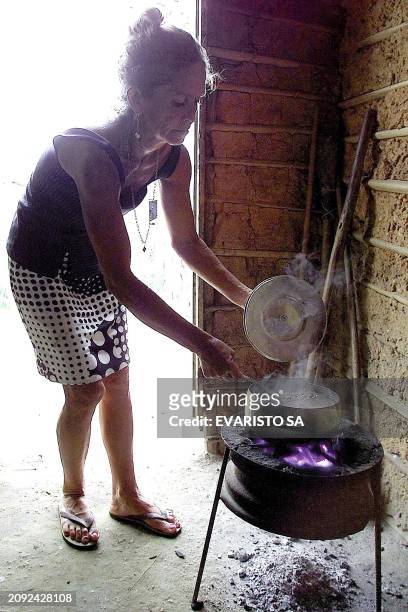 Fransisca de Araujo, cooks in a house in the "Irma Dulce" neighborhood in Teresina, north of Brazil 09 January 2003 where President Luiz Inacio Lula...