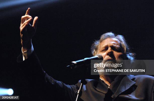 Le compositeur et chanteur Jean-Jacques Debout se produit sur le scène du Zenith à Paris, le 15 décembre 2006, lors d'un concert organisé dans le...