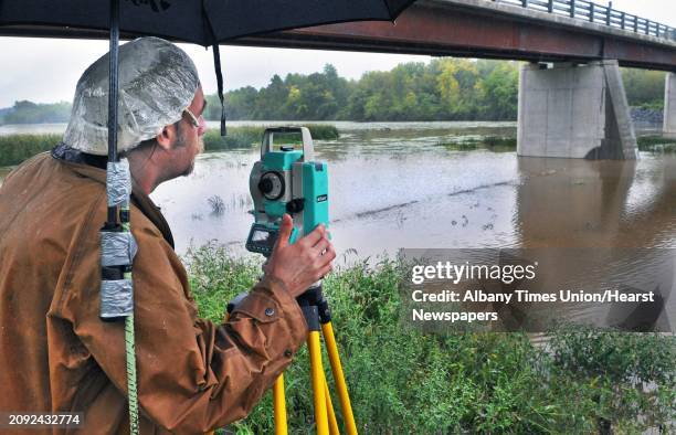 Fateometer Sean Vleck of AIA Engineers LTD. of NYC sights through a fathometer ...
