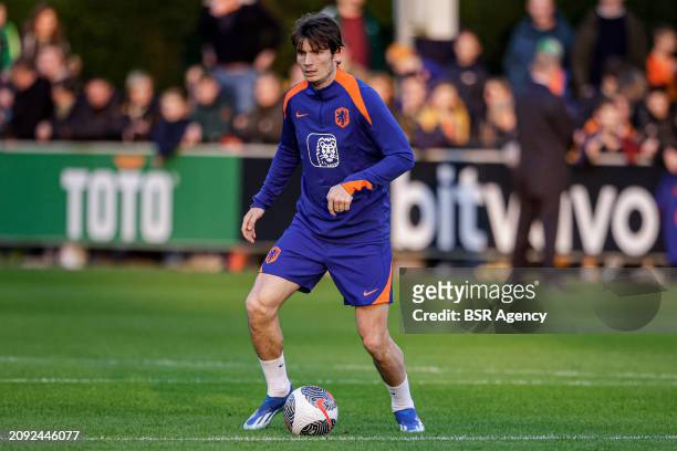 Marten de Roon of The Netherlands looks up during the Training session of the Netherlands National Football Team at KNVB Campus on March 18, 2024 in...