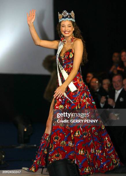 Miss Turkey Azra Akin waves after being crowned 2002 Miss World 07 December 2002 at the Alexandra Palace in London. Ninety-two contestants were...