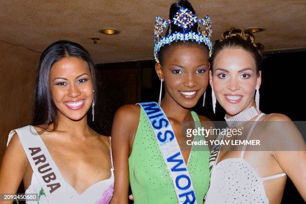 Newly crowned Miss World 2001 Agbani Darego of Nigeria poses with her two runnerups, Miss Scotland Juliet-Jane Horne and Miss Aruba Zerelda Lee, 16...