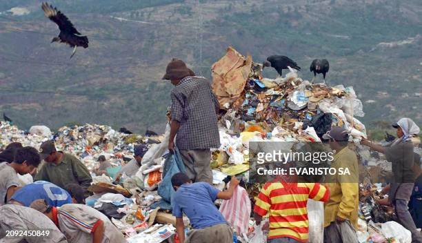 Indigentes de Brasilia buscan objetos y materiales reciclables para venderlos, como tambien comida, en uno de los grandes depósitos de basura de la...