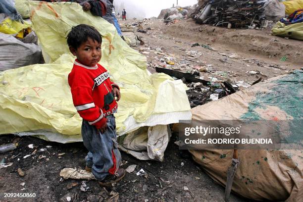 Un niño camina en el botadero de basuta de Zambiza en Quito el 4 de marzo de 2005. Segun datos del gobierno ecuatoriano el 41,4 % de los 12,2...