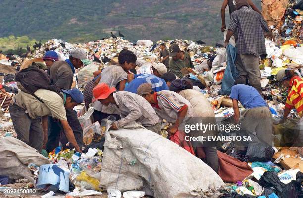 Indigentes de Brasilia buscan objetos y materiales reciclables para venderlos, como tambien comida, en uno de los grandes depósitos de basura de la...