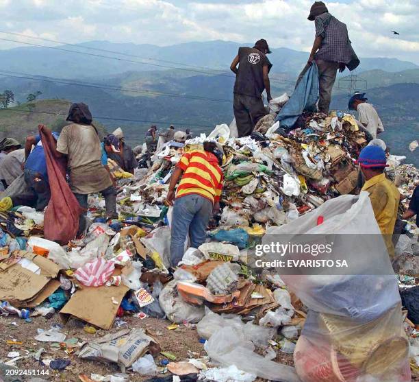 Indigentes de Brasilia buscan objetos y materiales reciclables para venderlos, como tambien comida, en uno de los grandes depósitos de basura de la...