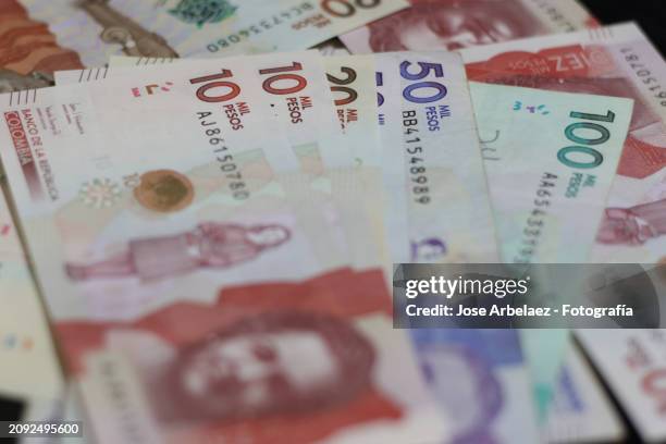 bills - dinheiro imagens e fotografias de stock