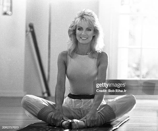 Actress Donna Mills performs yoga exercises in her home dance studio, March 18, 1983 in Beverly Hills, California.