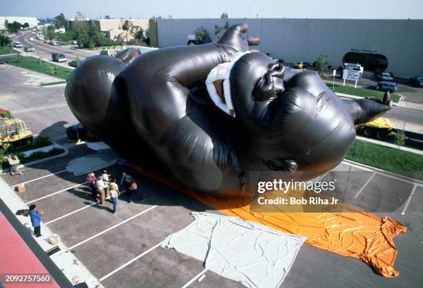 King Kong inflatable is made by Robert Keith and Company, a maker of giant sized outdoor advertising displays including massive King Kong inflatable...