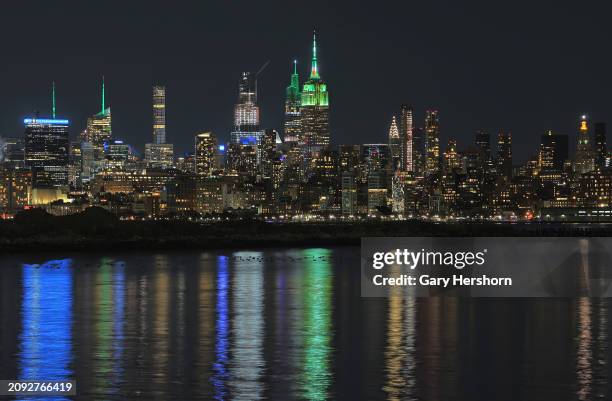 Quecu 1,293 Empire State Building Green Stock Photos, High-Res Pictures, and ...