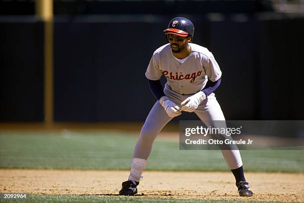 Harold Baines of the Chicago White Sox leads off base during the 1989 season.