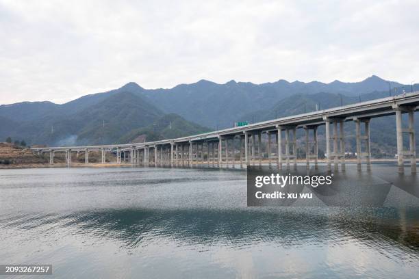highway bridge over the lake - 福建省 stock-fotos und bilder
