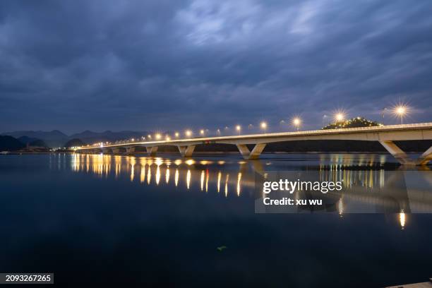 night view of highway bridge over lake - 福建省 stock pictures, royalty-free photos & images