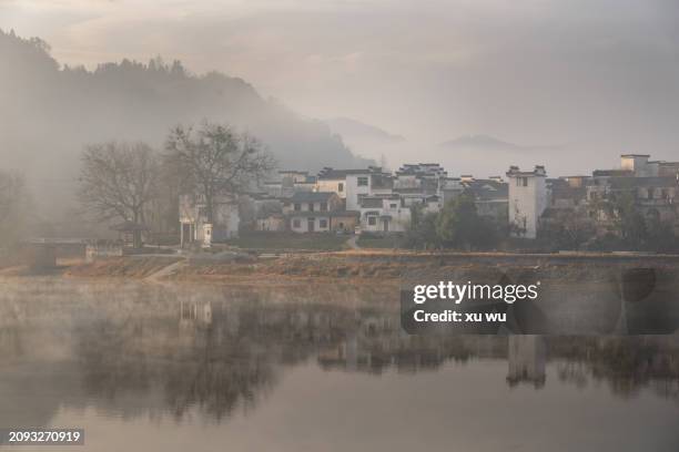 traditional ancient buildings by the river in anhui - 安徽省 stockfoto's en -beelden