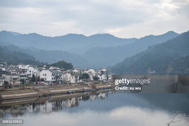 traditional ancient buildings by the river in anhui - huangshan mountain range anhui province china stock pictures, royalty-free photos & images