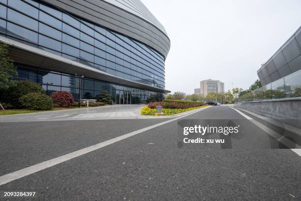 modern architecture empty asphalt road - 浙江省 - fotografias e filmes do acervo