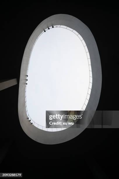 looking up at the modern round building - 浙江省 stock pictures, royalty-free photos & images