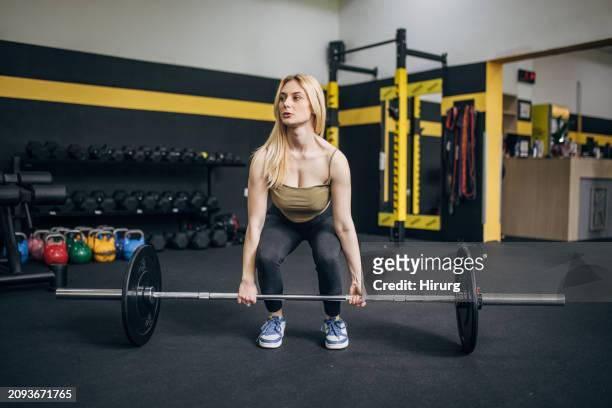 strong woman weightlifting - sollevamento pesi femminile foto e immagini stock