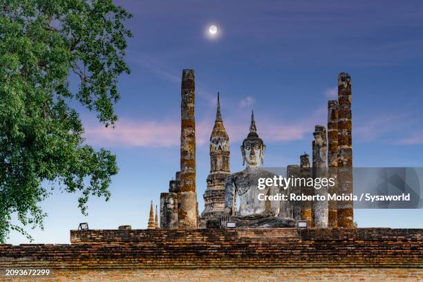 buddhist temple of wat mahathat under full moon - wat phra mahathat stock pictures, royalty-free photos & images