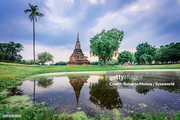old stupa reflected in a pond, sukhothai, thailand - sukhothai historical park stock pictures, royalty-free photos & images