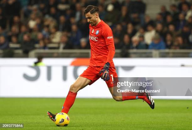 Alex Meret of SSC Napoli in action during the Serie A TIM match between FC Internazionale and SSC Napoli at Stadio Giuseppe Meazza on March 17, 2024...