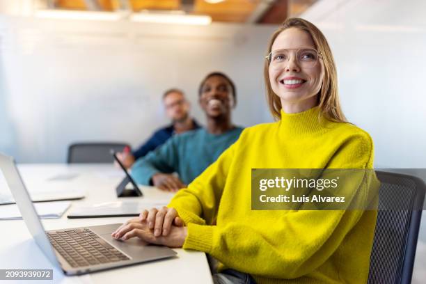 group of diverse business people paying attention during presentation in office - wachsamkeit stock-fotos und bilder