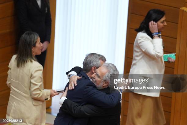 The acting president of the Xunta de Galicia, Alfonso Rueda , and the president of Galicia, Miguel Angel Santalices , embrace during the constitution...