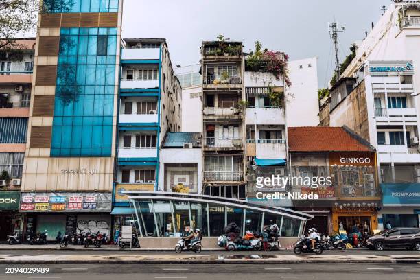 pulsierendes straßenleben und architektur von saigon, vietnam - vietnamese street food stock-fotos und bilder