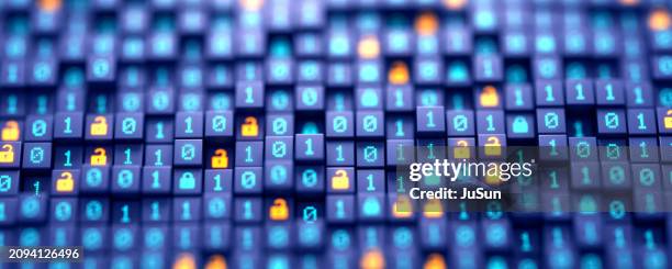 verschlüsselung ihrer daten. binärcode und digitales schloss. hackerangriff und datenschutzverletzung. big data mit verschlüsseltem computercode. schützen sie ihre daten. cyber internet security und datenschutzkonzept. 3d-abbildung zur datenbankspeiche - spyware stock-fotos und bilder