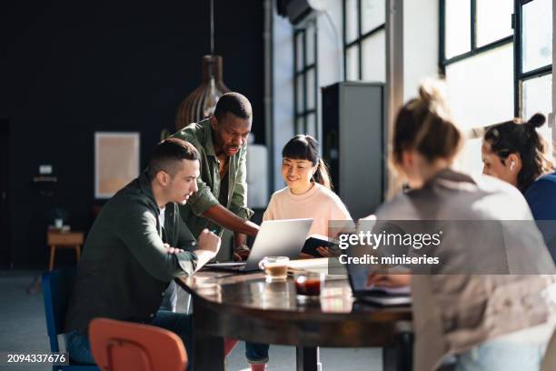 team eterogenei che lavorano insieme in un moderno spazio di co-working - idea foto e immagini stock