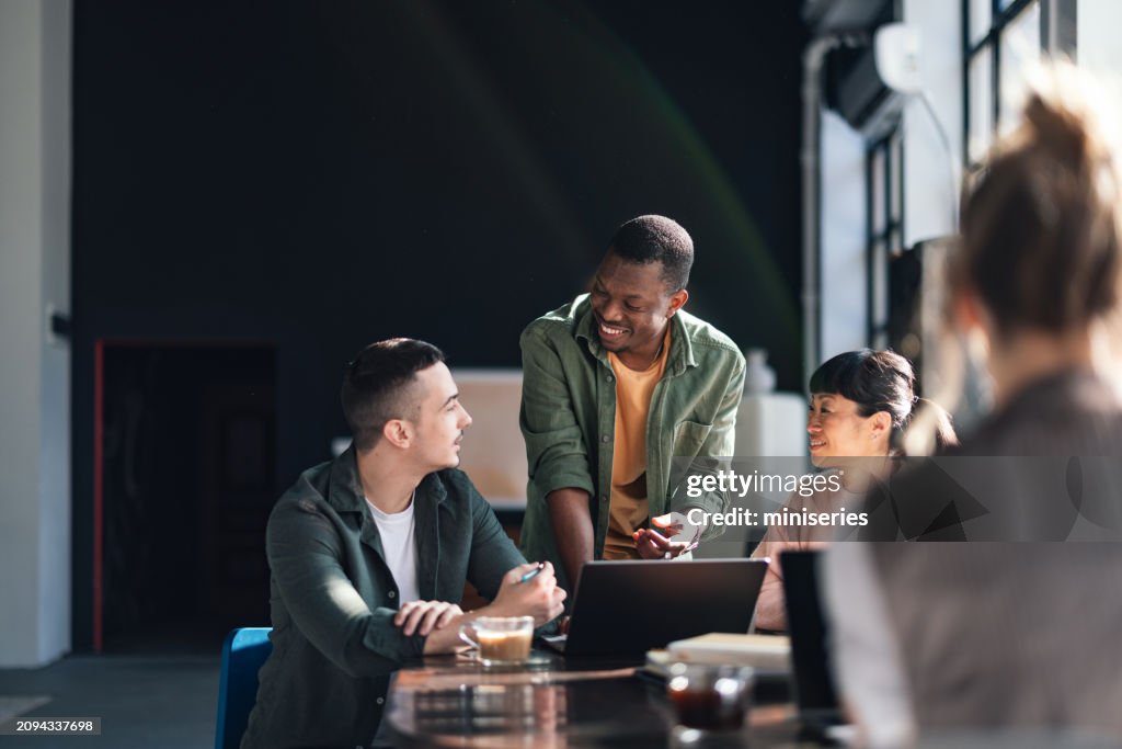 Vielfältiges Team, das in einem modernen Co-Working-Space zusammenarbeitet