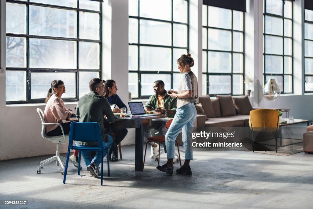 Young Professionals arbeiten in einem modernen Co-Working-Space zusammen