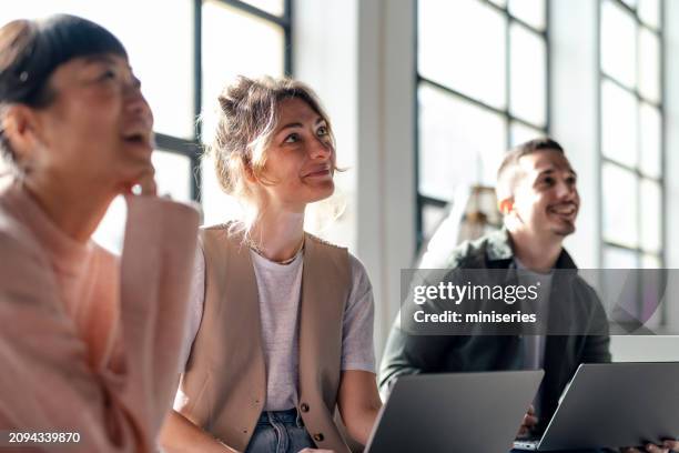 jeunes professionnels collaborant dans un espace de coworking moderne - vie scolaire photos et images de collection
