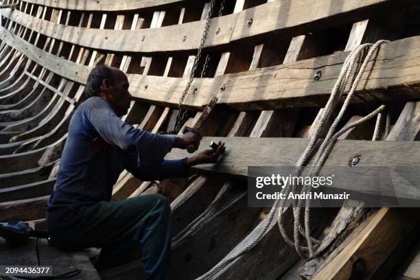 indonesia - economy - boat carpenter - shipbuilder stock pictures, royalty-free photos & images