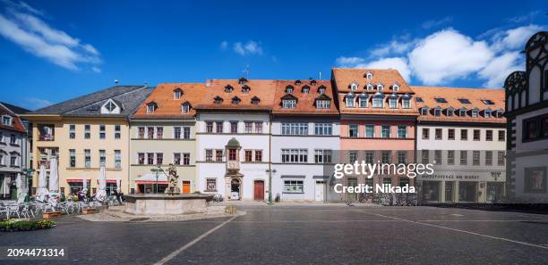 edifici storici del mercato sotto il cielo blu a weimar, germania - weimar foto e immagini stock