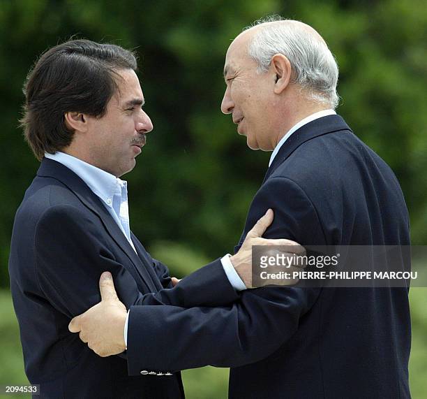 Spanish Prime Minister Jose Maria Aznar welcomes his Moroccan counterpart Driss Jettou in Quintos de Mora, near Toledo, 05 june 2003. It is the...